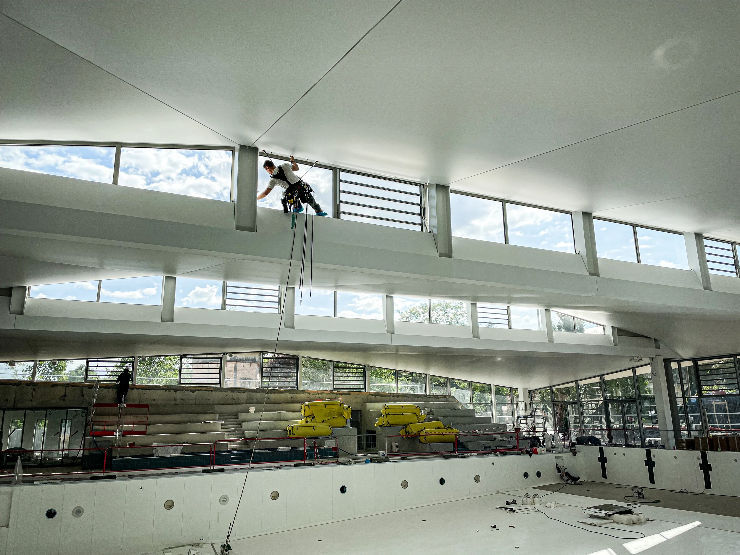 Nettoyage intérieur des vitrages d’une piscine